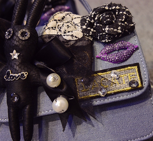 Ύφασμα τσάντα χρώμα τζιν με διάφορα αξεσουάρ