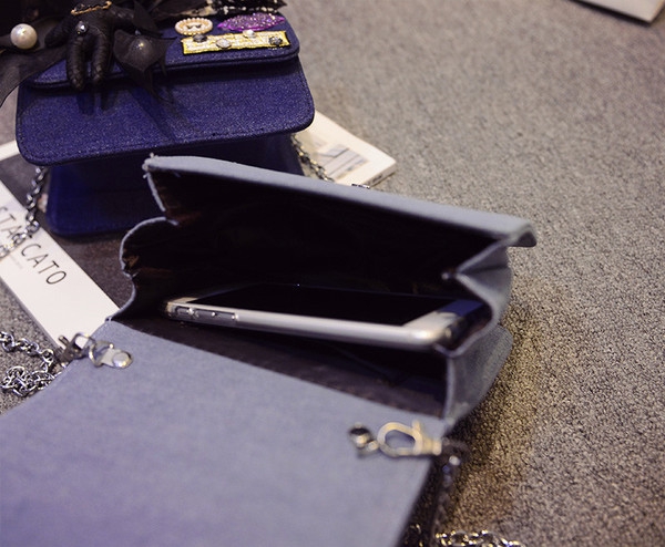 Ύφασμα τσάντα χρώμα τζιν με διάφορα αξεσουάρ