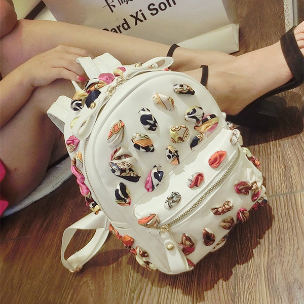 Σύγχρονο σακίδιο γυναικών σε μαύρο και άσπρο