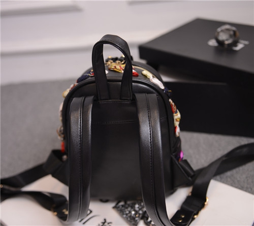 Σύγχρονο σακίδιο γυναικών σε μαύρο και άσπρο