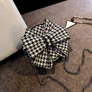 Дамска чанта тип - панделка с бяло и черно