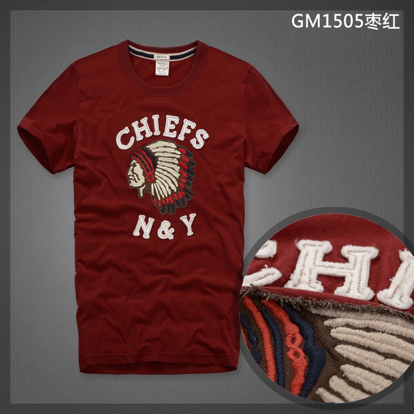 Άνδρας T-διάφορα χρώματα και prints.