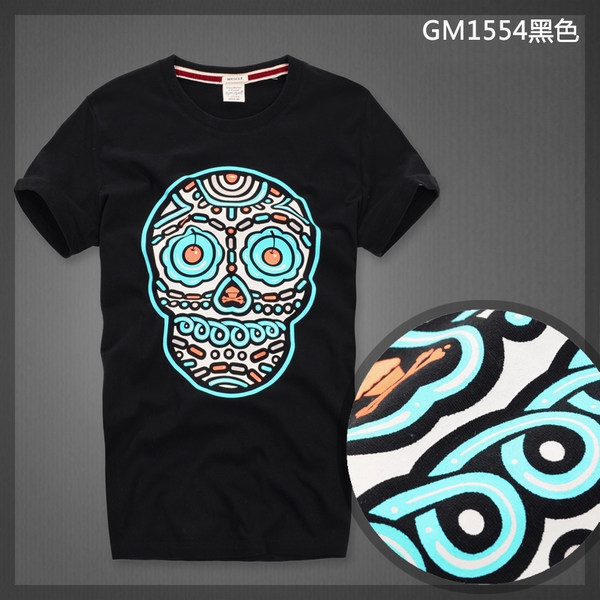 Άνδρας T-διάφορα χρώματα και prints.