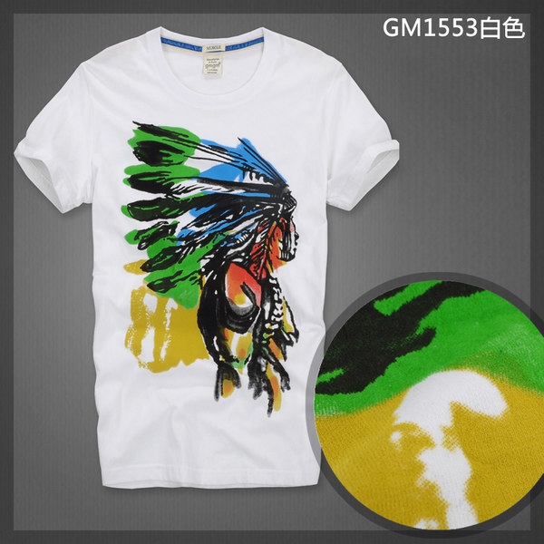 Άνδρας T-διάφορα χρώματα και prints.