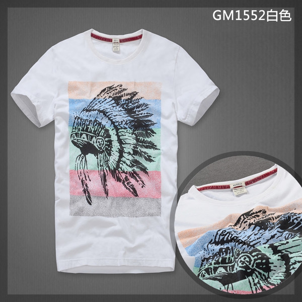 Άνδρας T-διάφορα χρώματα και prints.