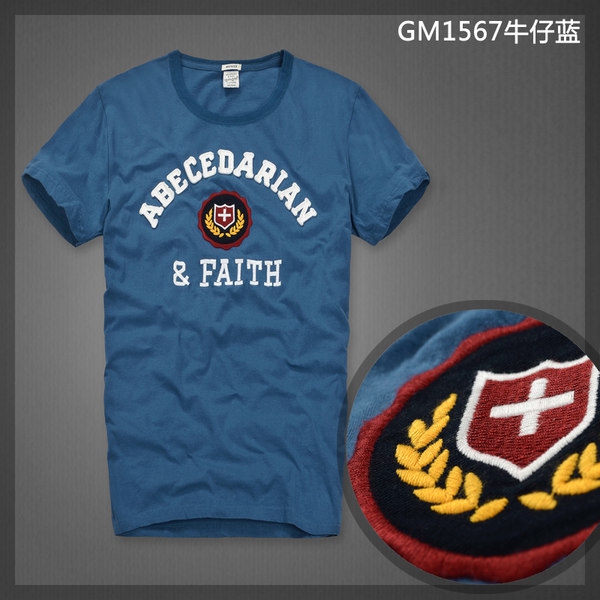 Άνδρας T-διάφορα χρώματα και prints.