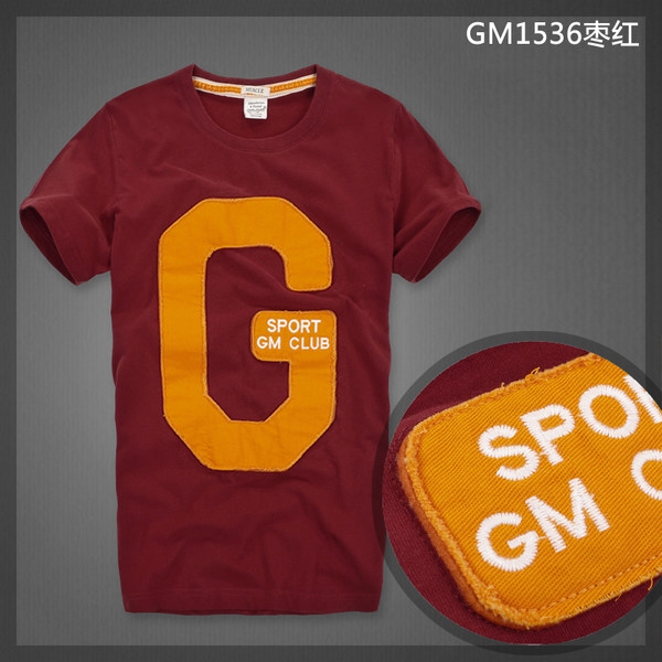 Άνδρας T-διάφορα χρώματα και prints.