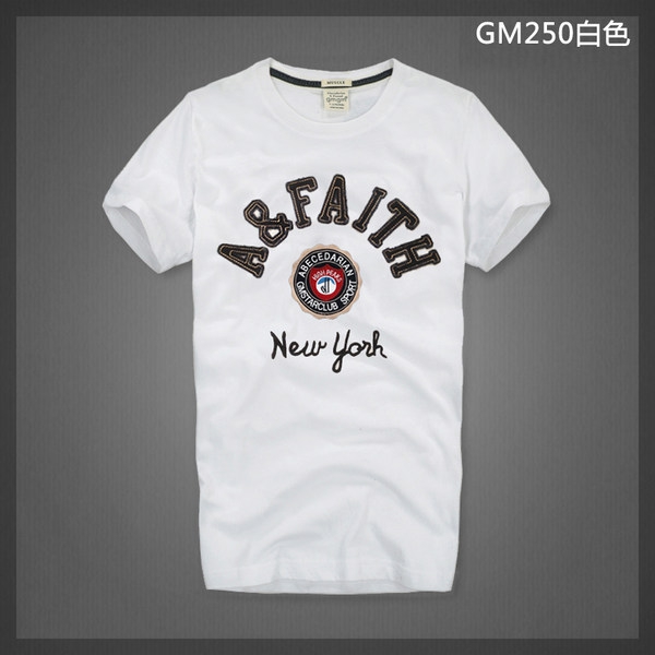 Άνδρας T-διάφορα χρώματα και prints.