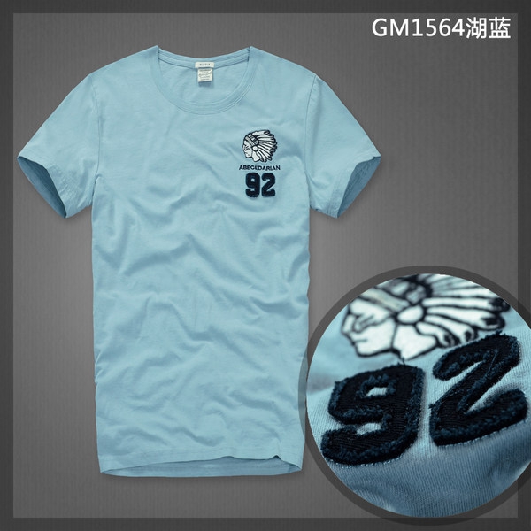 Άνδρας T-διάφορα χρώματα και prints.