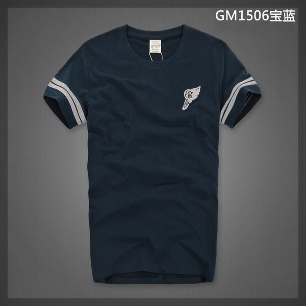 Άνδρας T-διάφορα χρώματα και prints.