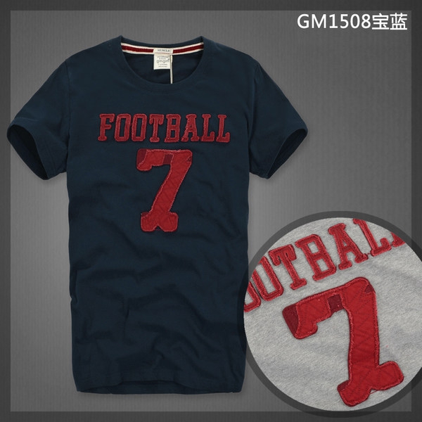 Άνδρας T-διάφορα χρώματα και prints.