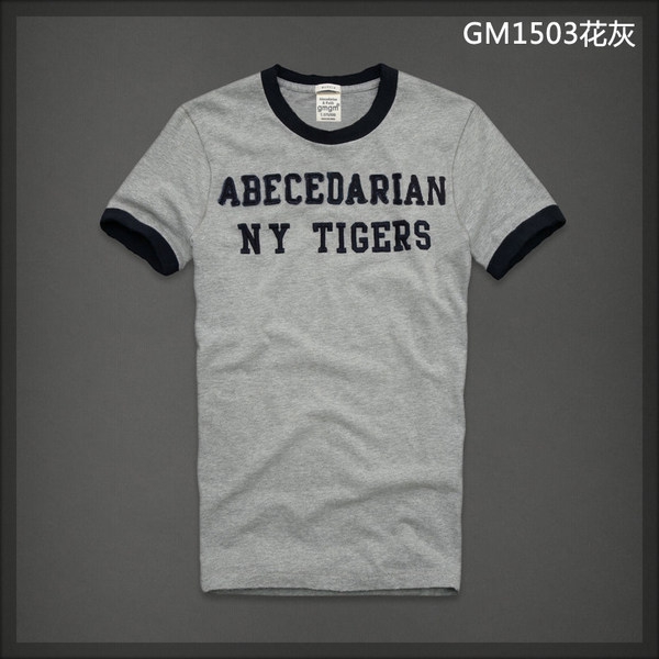 Άνδρας T-διάφορα χρώματα και prints.