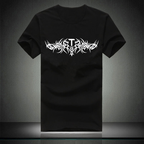 Οι άνδρες t-shirts μαύρο και άσπρο, διαφορετικά μοντέλα