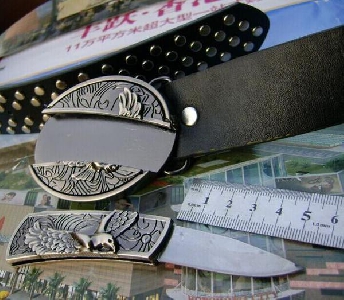 Ζώνη ανδρών με ρετρό δερμάτινα σχεδιασμό faux και ομαλή μαχαίρι πόρπη - μαύρο και άσπρο