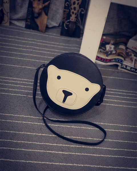 Γυναικεία γύρο τσάντα με μια αρκούδα και ένα μακρύ χερούλι