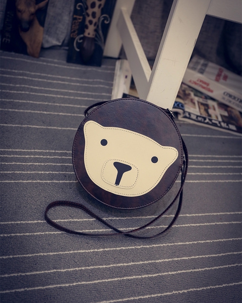 Γυναικεία γύρο τσάντα με μια αρκούδα και ένα μακρύ χερούλι