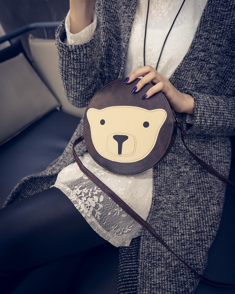 Γυναικεία γύρο τσάντα με μια αρκούδα και ένα μακρύ χερούλι