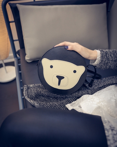 Γυναικεία γύρο τσάντα με μια αρκούδα και ένα μακρύ χερούλι