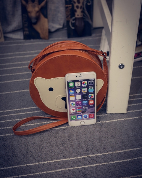 Γυναικεία γύρο τσάντα με μια αρκούδα και ένα μακρύ χερούλι