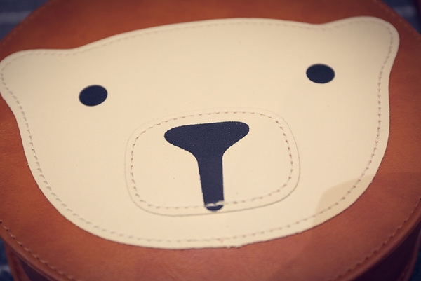 Γυναικεία γύρο τσάντα με μια αρκούδα και ένα μακρύ χερούλι