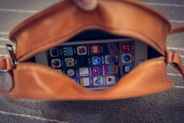 Γυναικεία γύρο τσάντα με μια αρκούδα και ένα μακρύ χερούλι