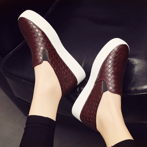 Γυναικεία παπούτσια τρία μοντέλα, τέσσερα χρώματα.