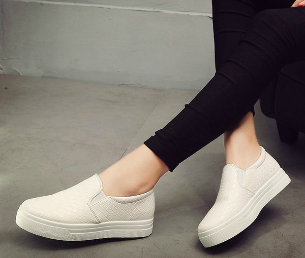 Γυναικεία παπούτσια τρία μοντέλα, τέσσερα χρώματα.