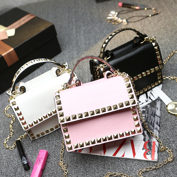 Γυναικεία μικρά συμπαγή τσάντα με καρφιά στο μπροστινό μέρος