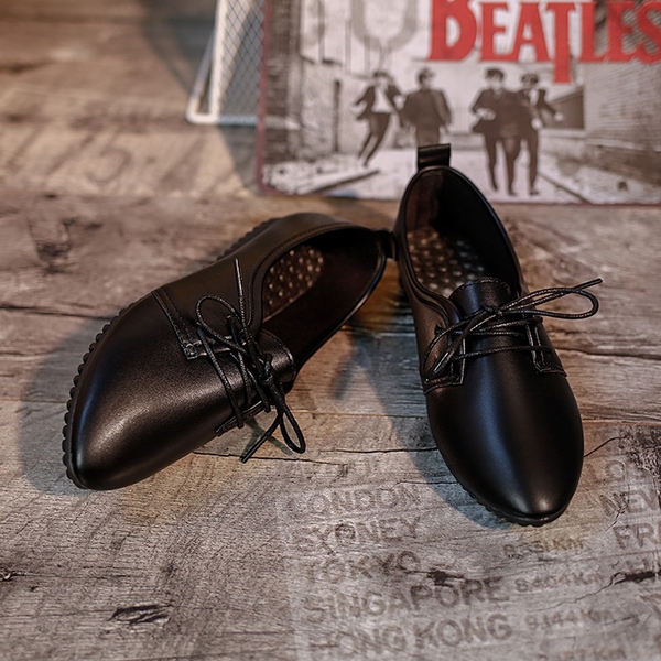 Дамски обувки от изкуствена кожа с връзки -бели и черни.