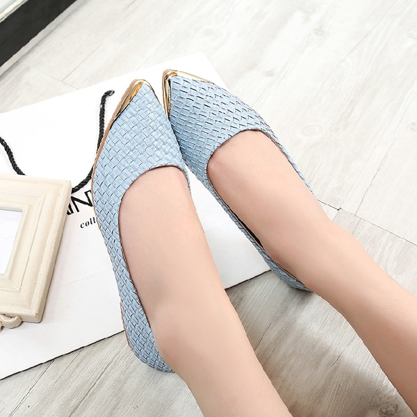 Καθημερινά παπούτσια σε τρία  χρώματα.