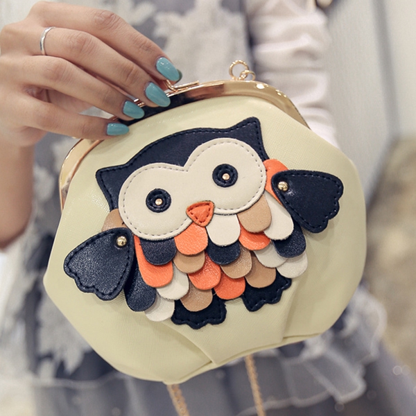 Дамска малка чанта с бухалче в три цвята - бежов, черен и син