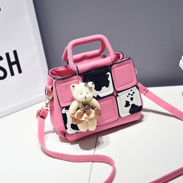 Μια μικρή τσάντα με αξεσουάρ αρκούδα σε γκρι, κόκκινο, μπλε, μοβ και ροζ