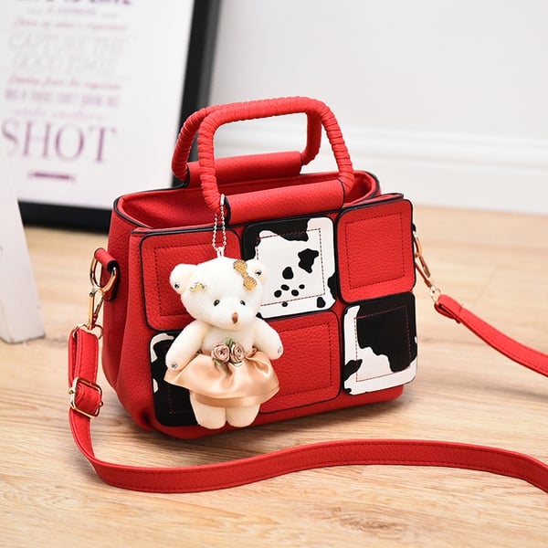 Μια μικρή τσάντα με αξεσουάρ αρκούδα σε γκρι, κόκκινο, μπλε, μοβ και ροζ