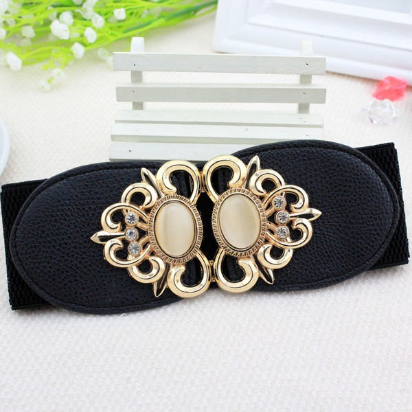 Дамски кожен широк колан с размери - дължина 65 см и ширина 6 см 