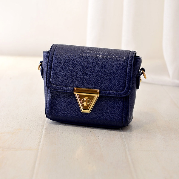 Дамска кожена малка компактна чанта в пет различни цвята