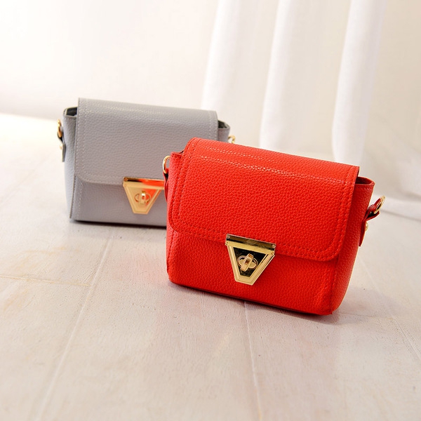 Дамска кожена малка компактна чанта в пет различни цвята