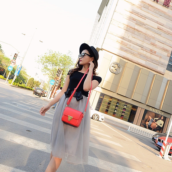 Дамска кожена малка компактна чанта в пет различни цвята