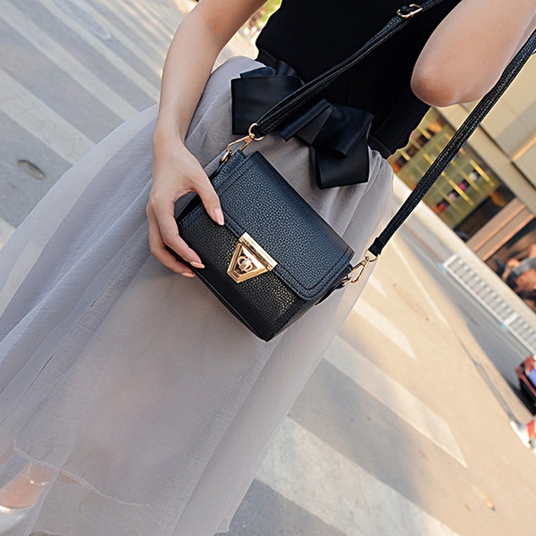 Дамска кожена малка компактна чанта в пет различни цвята