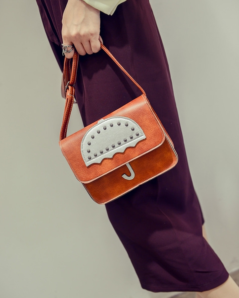 Μικρό συμπαγές τσάντα με απλικέ ομπρέλα