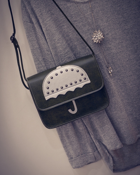 Μικρό συμπαγές τσάντα με απλικέ ομπρέλα