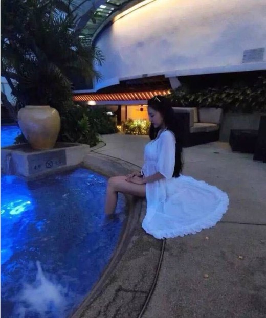 Οι γυναίκες μαλακό λευκό τράπεζες φορεσιά