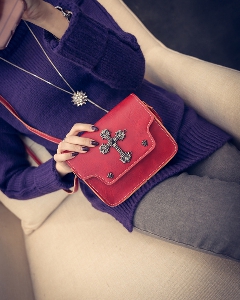 Дамска мини практична чантичка с аксесоар кръст към нея