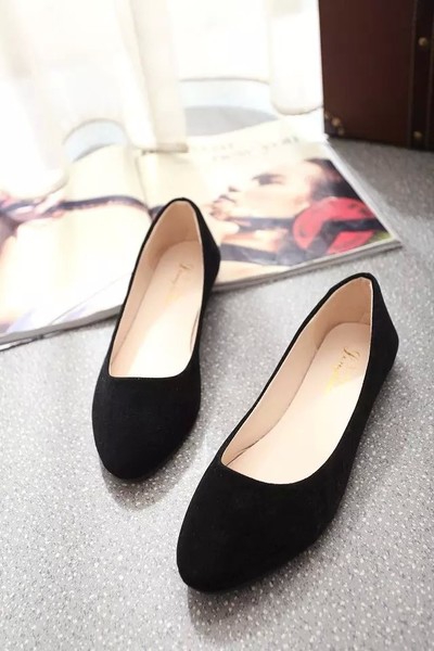 Περιστασιακά και άνετα γυναικεία παπούτσια σε τέσσερα χρώματα.