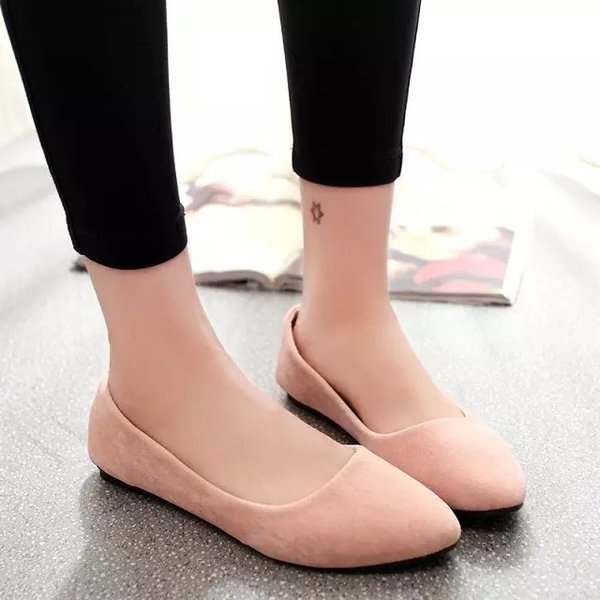 Περιστασιακά και άνετα γυναικεία παπούτσια σε τέσσερα χρώματα.