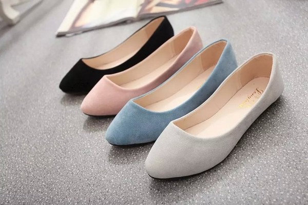 Περιστασιακά και άνετα γυναικεία παπούτσια σε τέσσερα χρώματα.