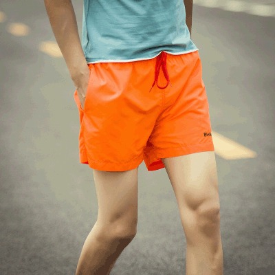 Πολύχρωμο καλοκαίρι σορτς για τους άνδρες - 6 μοντέλα