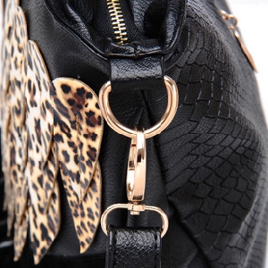 Черна чанта с декоративни Леопардови  пискюли   