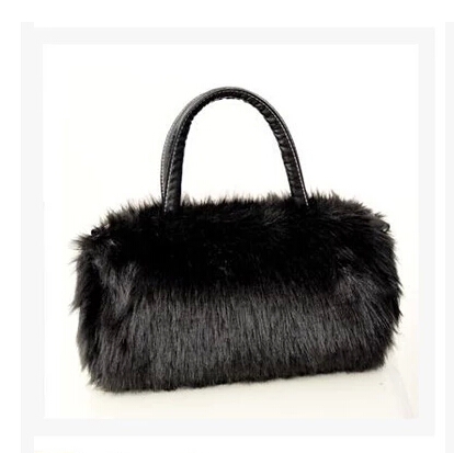 Дамска пухкава чантичка в бял и черен цвят