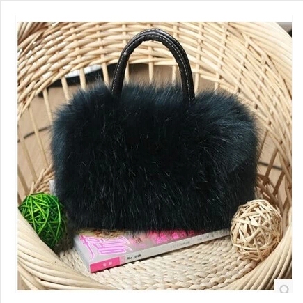 Дамска пухкава чантичка в бял и черен цвят