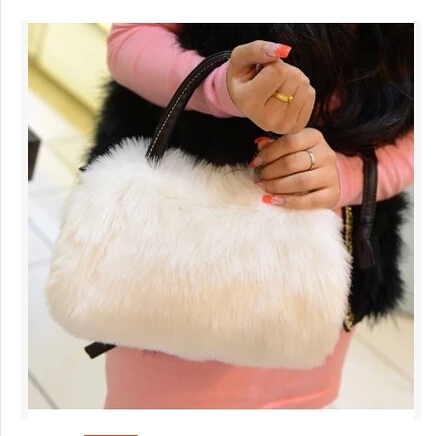 Дамска пухкава чантичка в бял и черен цвят